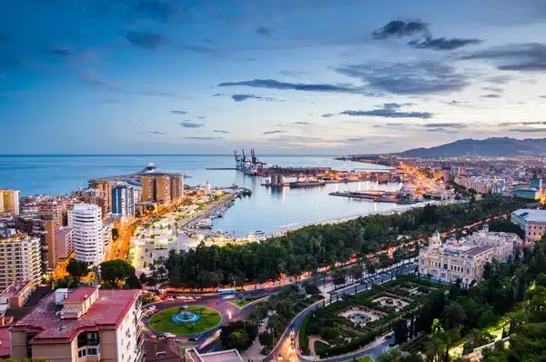 Panoramablick auf Málaga mit der Alcazaba und dem Hafen