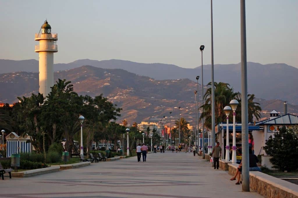 Strandpromenaden i Torre del Mar med cykelbana, perfekt att cykla eller åka scooter i solnedgången