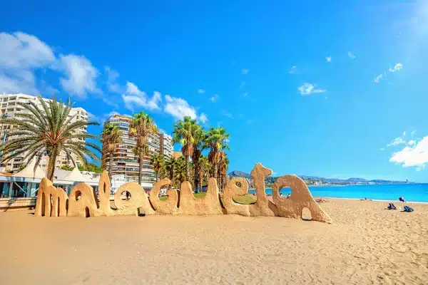 qué hacer en Málaga: playa de La Malagueta con Muelle Uno y La Farola al fondo