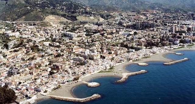 qué hacer en Málaga: pasear por el paseo marítimo de Pedregalejo y El Palo con barcas varadas y pequeñas calas